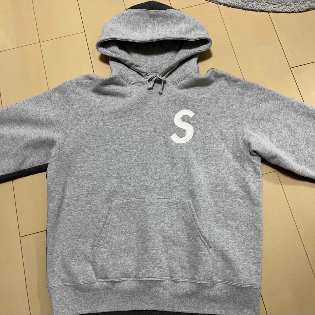 【新品未使用】Sロゴ　supremeパーカー