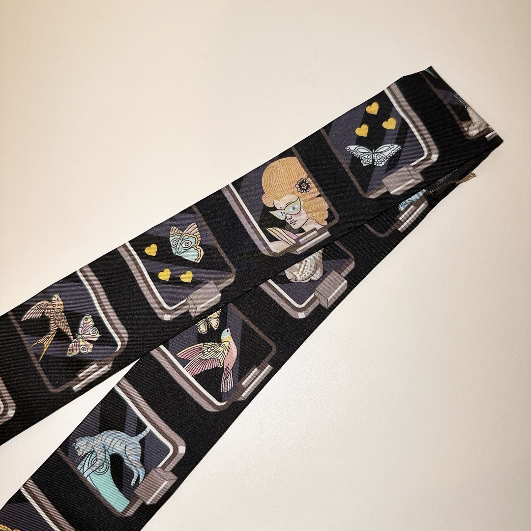 Hermes(エルメス)の【新品・未使用品】エルメス ツイリー エルメス・ストーリー 黒色 2023AW レディースのファッション小物(バンダナ/スカーフ)の商品写真