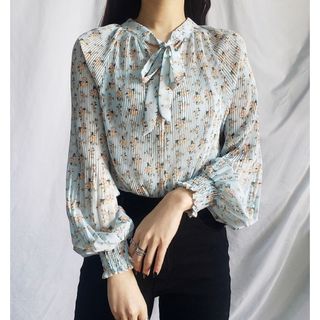 グレイル(GRL)の売り切りセール！小花柄ボウタイリボンプリーツシフォンブラウス(シャツ/ブラウス(長袖/七分))