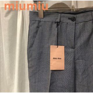 ミュウミュウ(miumiu)のセール 新品未使用タグ付き　ミュウミュウ　miumiu パンツ　レディース(クロップドパンツ)