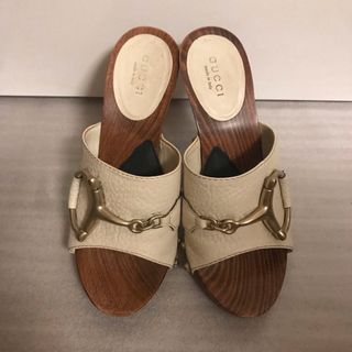 グッチ(Gucci)の美品☆GUCCI・グッチ・サンダル・白（本革）×ウッド・グッチマーク・21.5㎝(サンダル)