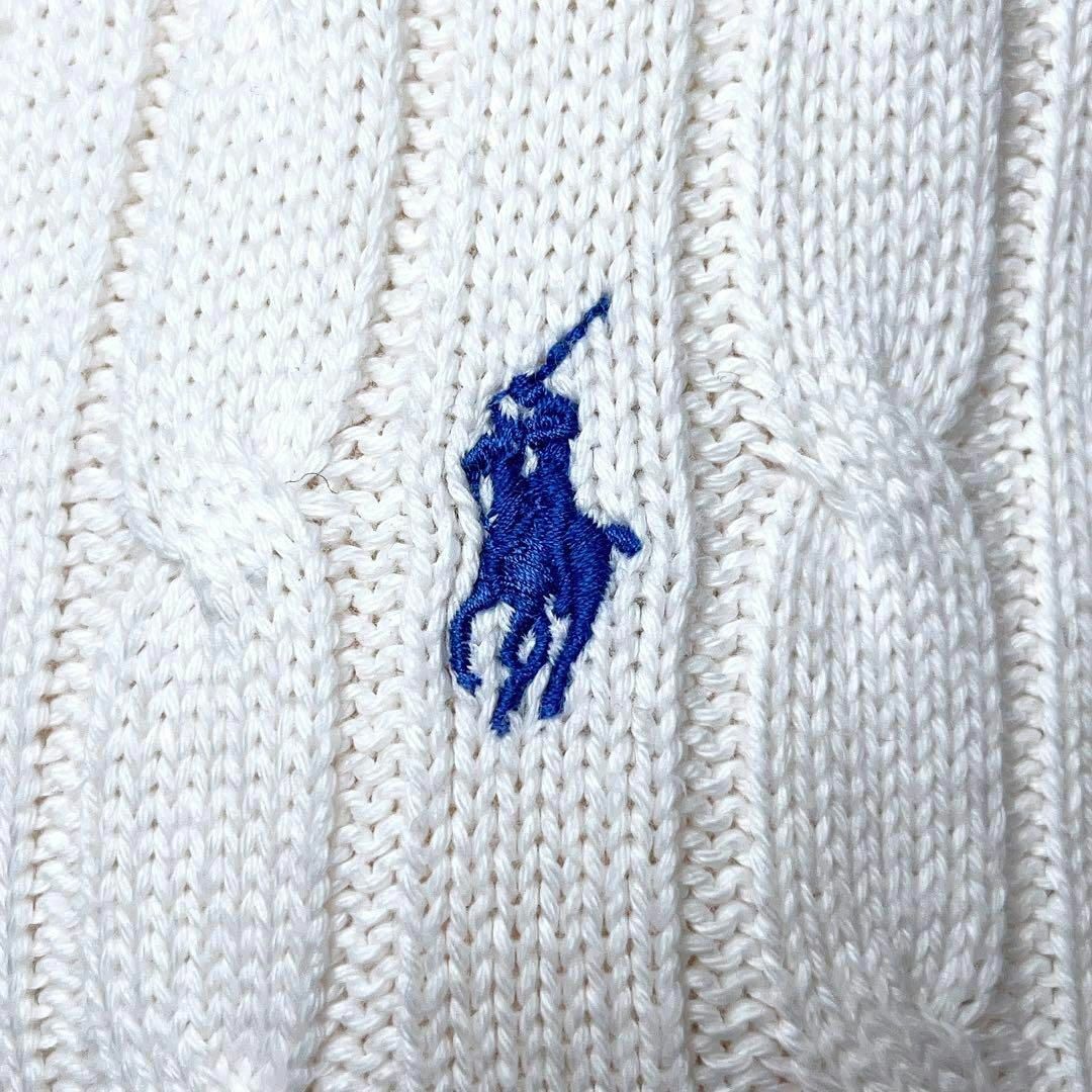 POLO RALPH LAUREN(ポロラルフローレン)の美品✨ポロラルフローレン　ケーブル編みVネックニット　青刺繍　コットン　白　S レディースのトップス(ニット/セーター)の商品写真