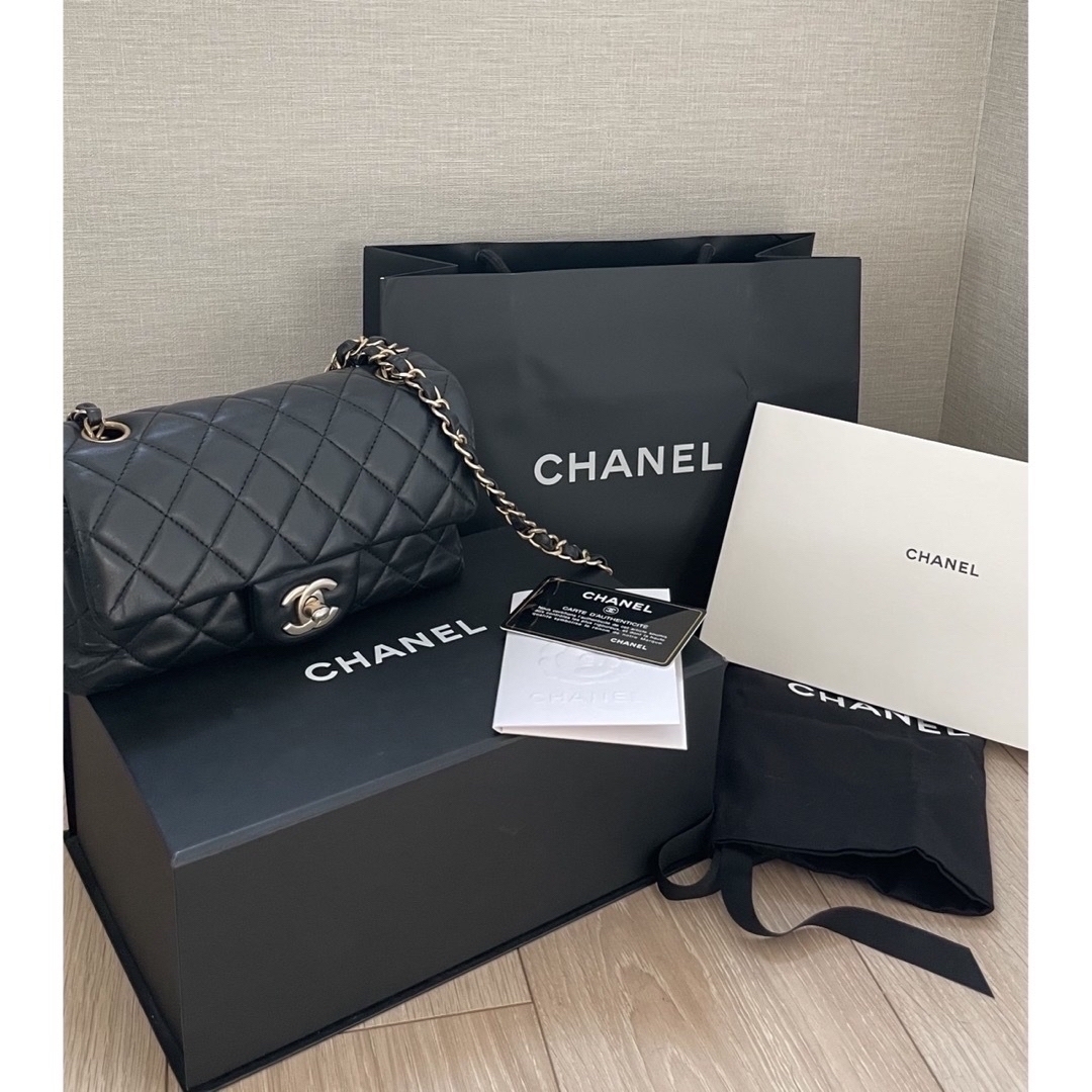 CHANEL(シャネル)のCHANEL ミニマトラッセ　ミニフラップ　ラムスキン レディースのバッグ(ショルダーバッグ)の商品写真