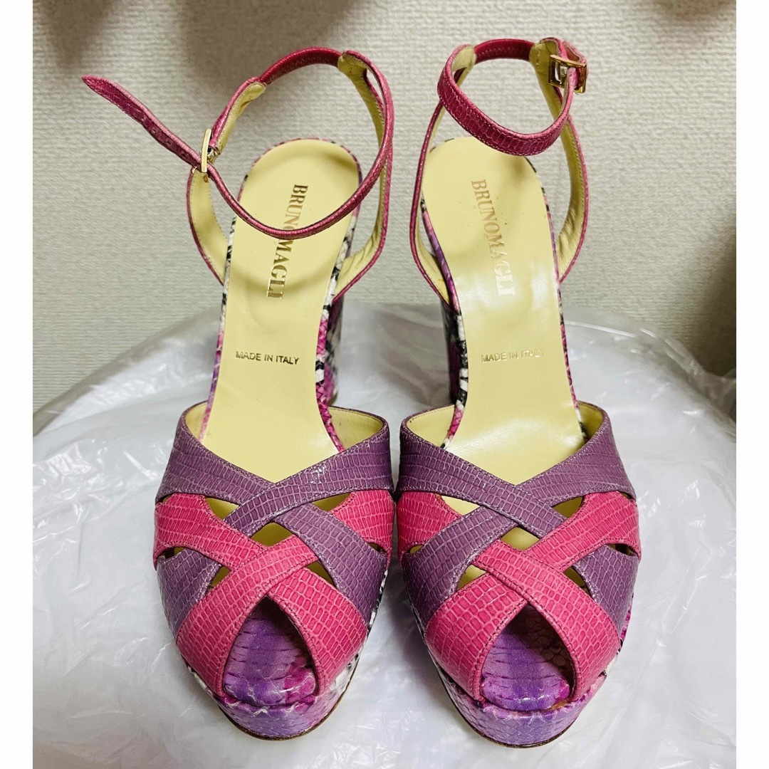 BRUNOMAGLI(ブルーノマリ)の美品　ブルーノマリ　イタリア製　サンダル　ヒール　靴　ピンク　蛇革デザイン レディースの靴/シューズ(サンダル)の商品写真
