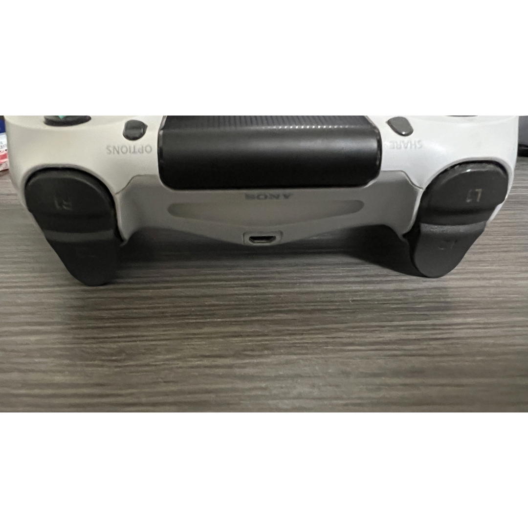 PlayStation4(プレイステーション4)のps4 コントローラー ホワイト エンタメ/ホビーのゲームソフト/ゲーム機本体(家庭用ゲーム機本体)の商品写真