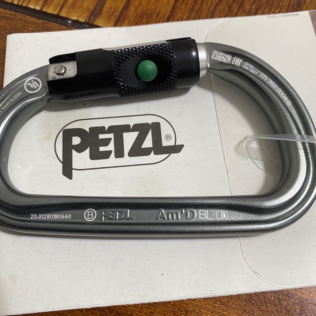 PETZL(ペツル)のペツル 軽量Ｄ型カラビナ エーエムディ Am’D ボールロック M34A BL スポーツ/アウトドアのアウトドア(登山用品)の商品写真