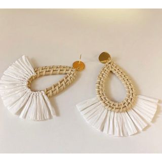 ザラ(ZARA)の【SALE】新品インポート♡大ぶり ラタン ラフィア フリンジ 軽量 ピアス(ピアス)