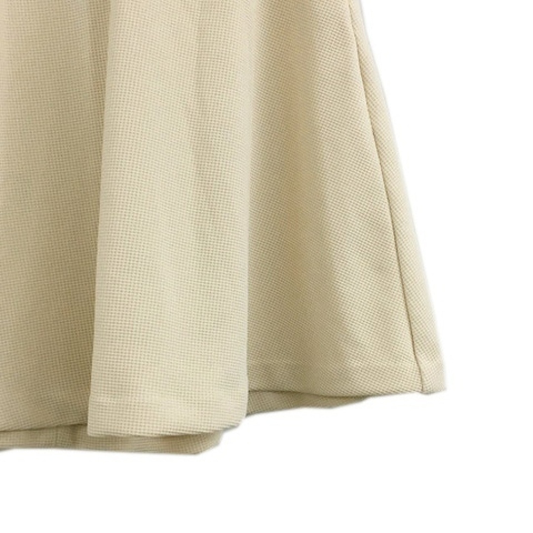 KBF(ケービーエフ)のケイビーエフ アーバンリサーチ スカート フレア 膝丈 無地 F ベージュ 白 レディースのスカート(ひざ丈スカート)の商品写真