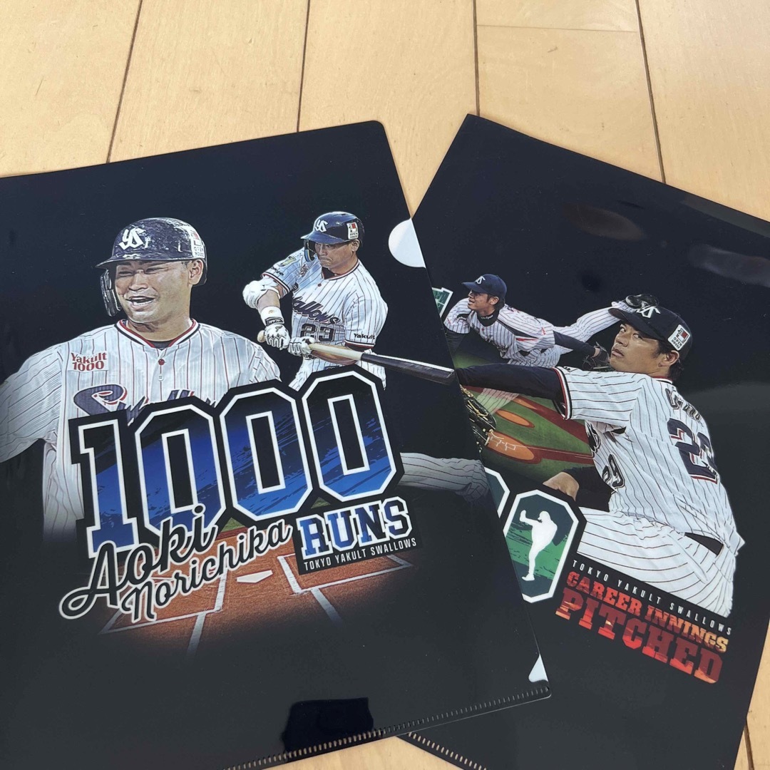 東京ヤクルトスワローズ(トウキョウヤクルトスワローズ)の青木選手1000得点達成記念、小川選手1500投球回数達成記念クリアファイル スポーツ/アウトドアの野球(記念品/関連グッズ)の商品写真