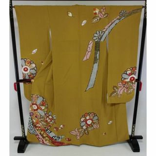 Ｓお仕立て上がり正絹振袖　渋い芥子色地に花、木の葉模様　金糸刺繍　縮緬生地(着物)