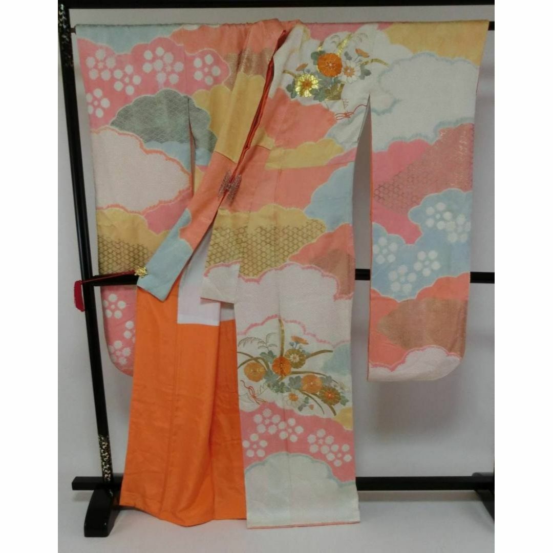 Sお仕立て上がり正絹振袖 オレンジピンク色地に花柄 絞り 金糸刺繍 縫い紋一つ紋 1
