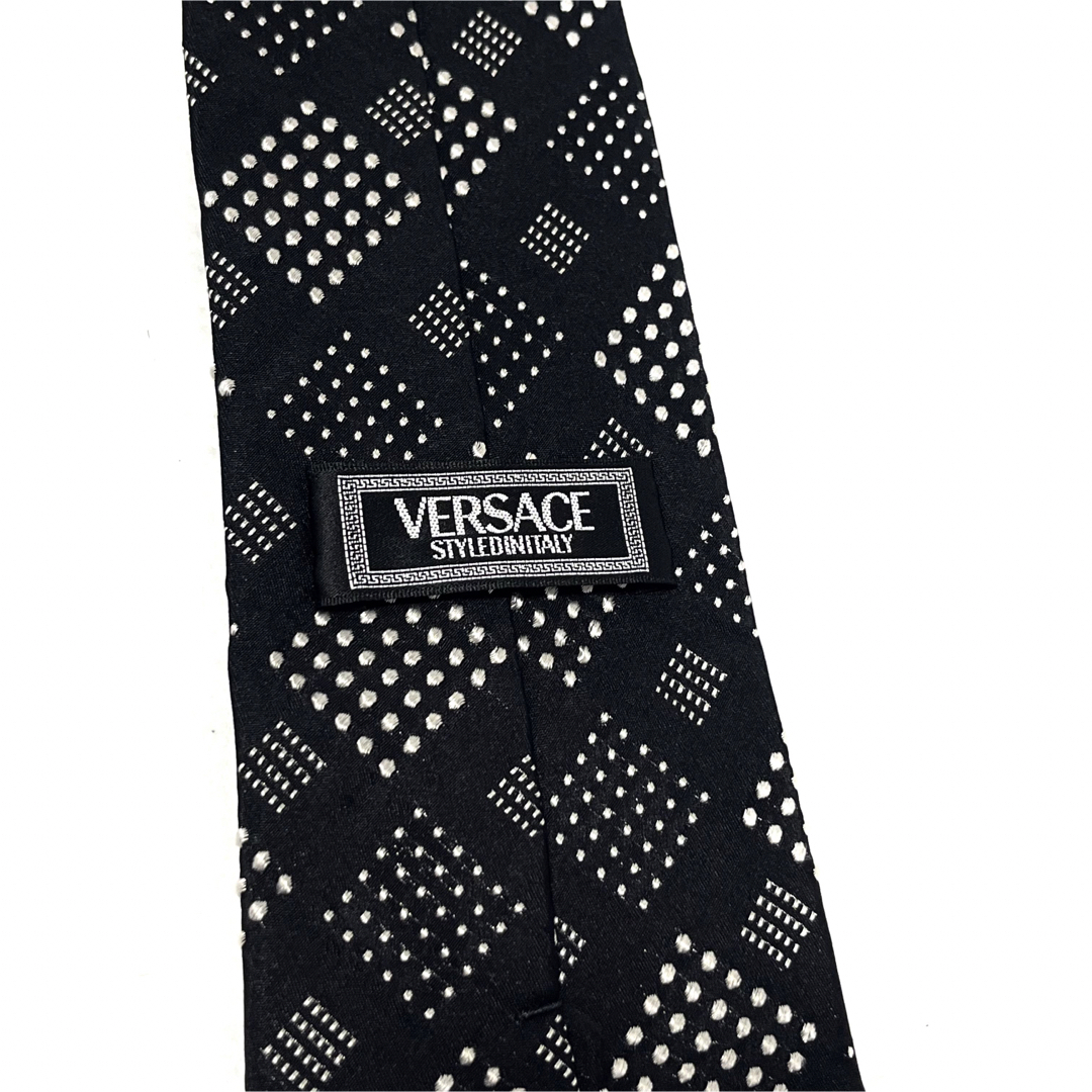 Gianni Versace(ジャンニヴェルサーチ)の美品✨  ジャンニヴェルサーチ  ネクタイ  ブラック×ホワイト  お洒落✨ メンズのファッション小物(ネクタイ)の商品写真