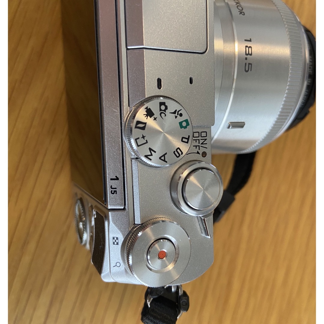 Nikon(ニコン)のNikon ミラーレスカメラ Nikon 1 J5 Wレンズキッ スマホ/家電/カメラのカメラ(ミラーレス一眼)の商品写真