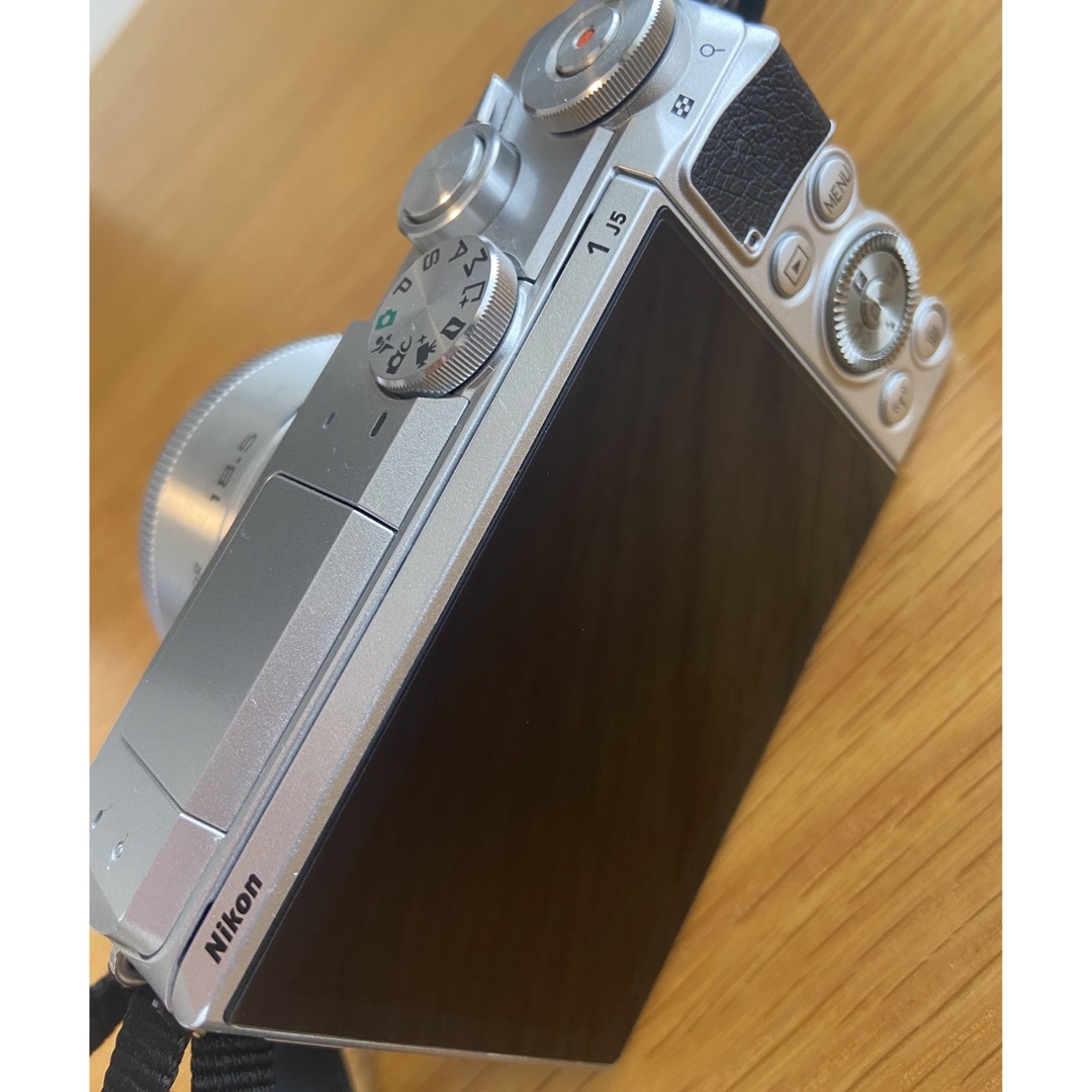 Nikon(ニコン)のNikon ミラーレスカメラ Nikon 1 J5 Wレンズキッ スマホ/家電/カメラのカメラ(ミラーレス一眼)の商品写真