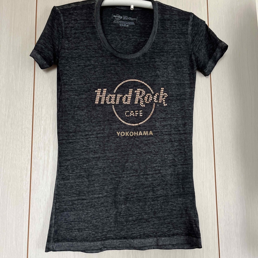 Hard Rock CAFE(ハードロックカフェ)のハードロックカフェ横浜 レディースメタリックロゴTシャツ ブラックグレーXS レディースのトップス(Tシャツ(半袖/袖なし))の商品写真