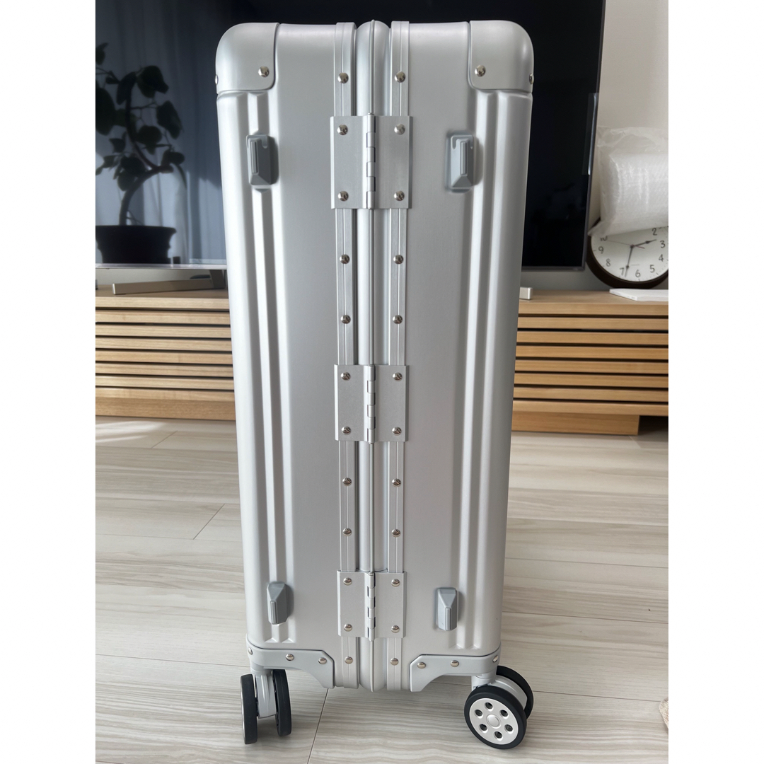 RIMOWA(リモワ)のメルセデス ベンツ　スーツケース   65L  4輪 メンズのバッグ(トラベルバッグ/スーツケース)の商品写真