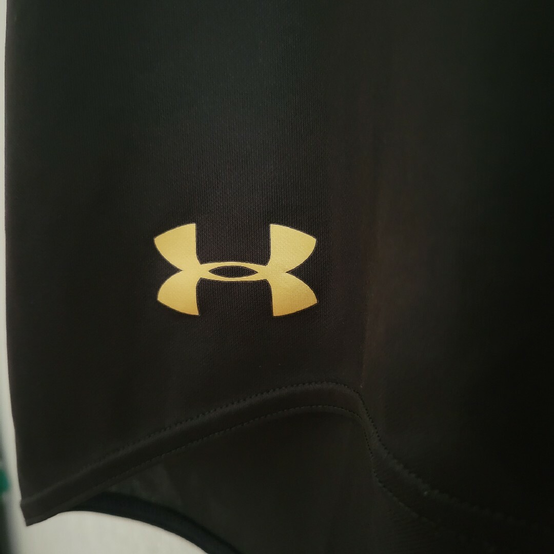 UNDER ARMOUR(アンダーアーマー)のUNDER ARMOUR ハーフパンツ ゴールド黒ブラック メンズのパンツ(ショートパンツ)の商品写真