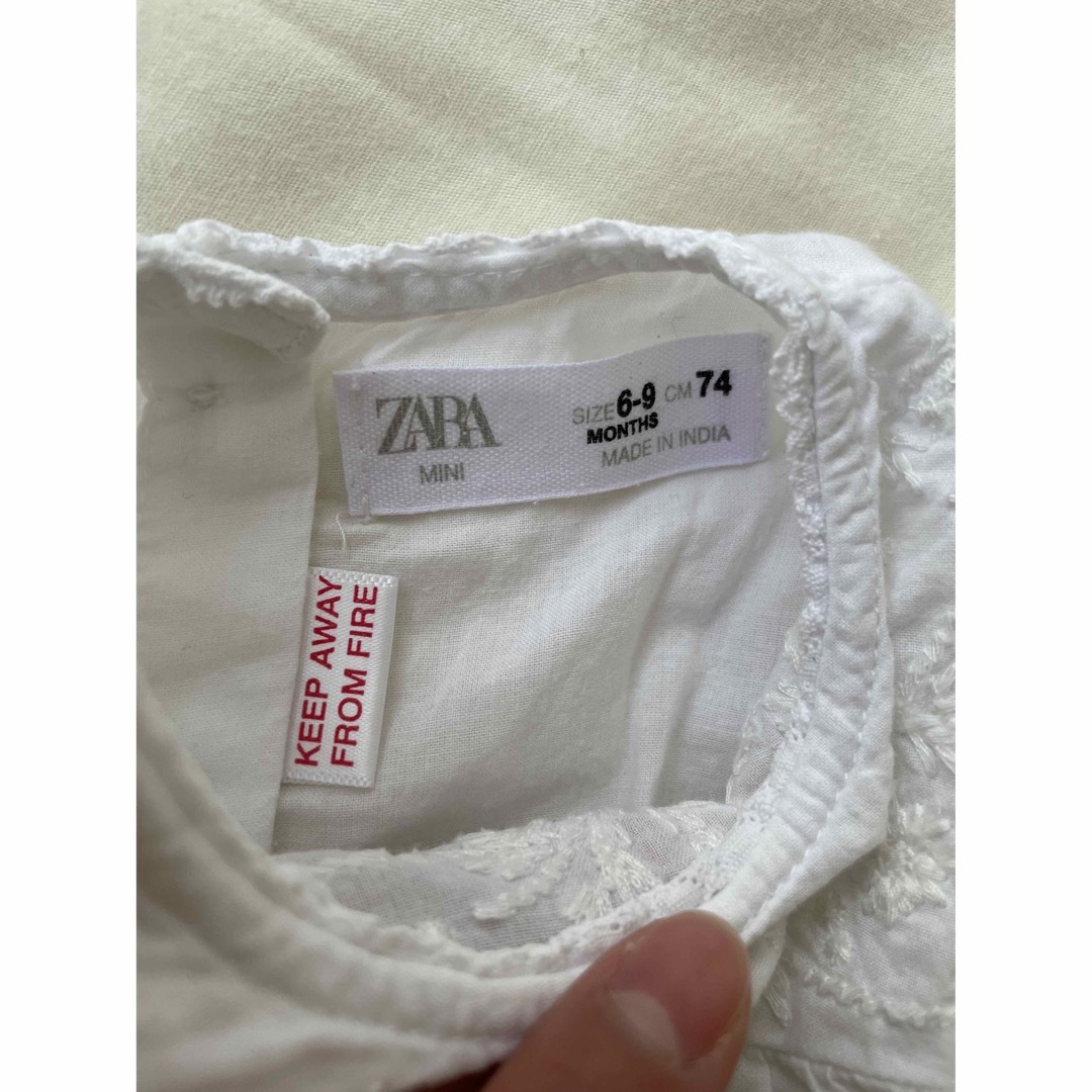 ZARA(ザラ)のZARAの刺繍ブラウス キッズ/ベビー/マタニティのベビー服(~85cm)(シャツ/カットソー)の商品写真