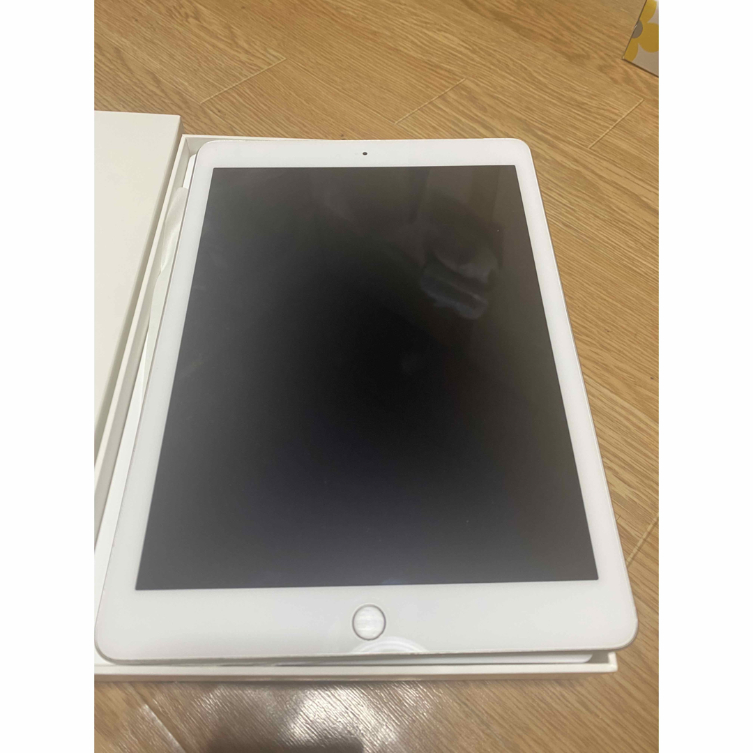 APPLE iPad第5世代 A1823 32GB 9.7インチ シルバー APPLE iPad第5世代 A1823 32GB 9.7インチ シルバー