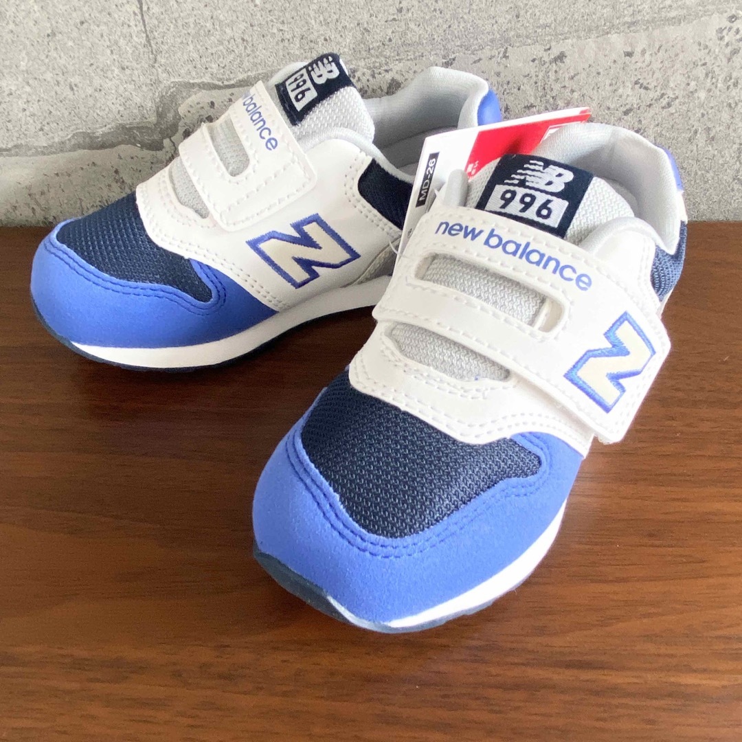 New Balance(ニューバランス)の【新品】16センチ ホワイト×ブルー ニューバランス スニーカー キッズ キッズ/ベビー/マタニティのキッズ靴/シューズ(15cm~)(スニーカー)の商品写真