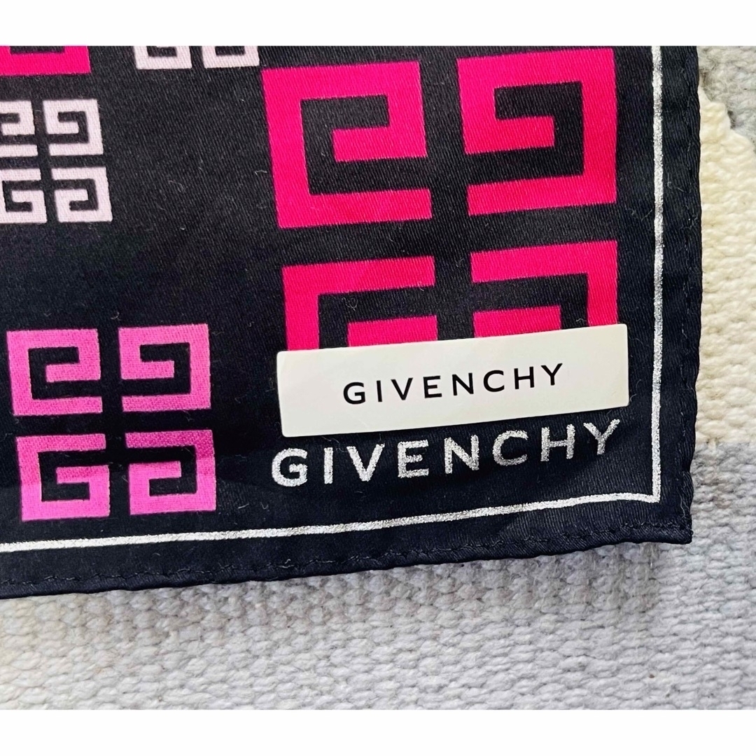 GIVENCHY(ジバンシィ)の新品未使用　ジバンシー　ジバンシィ　大判ハンカチ　ロゴ総柄　ピンク　ブラック レディースのファッション小物(ハンカチ)の商品写真