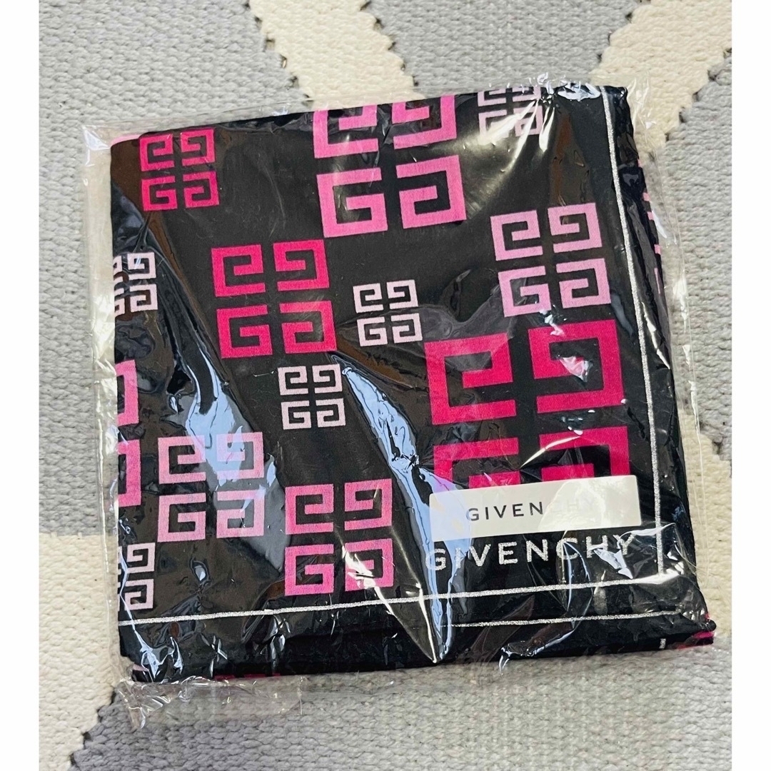 GIVENCHY(ジバンシィ)の新品未使用　ジバンシー　ジバンシィ　大判ハンカチ　ロゴ総柄　ピンク　ブラック レディースのファッション小物(ハンカチ)の商品写真