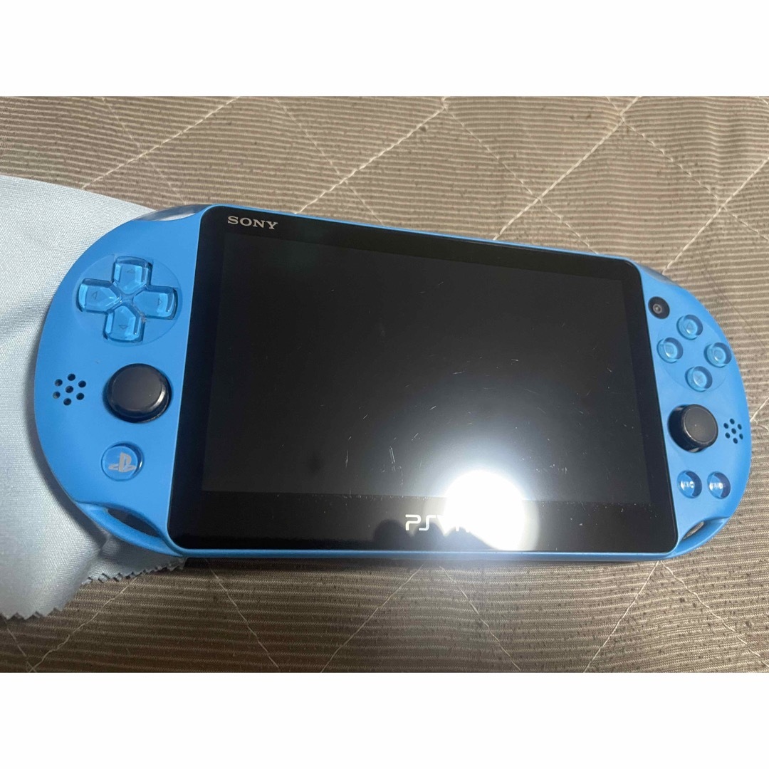 PlayStation Vita(プレイステーションヴィータ)のvita  アクアブルー　1番 エンタメ/ホビーのゲームソフト/ゲーム機本体(携帯用ゲーム機本体)の商品写真