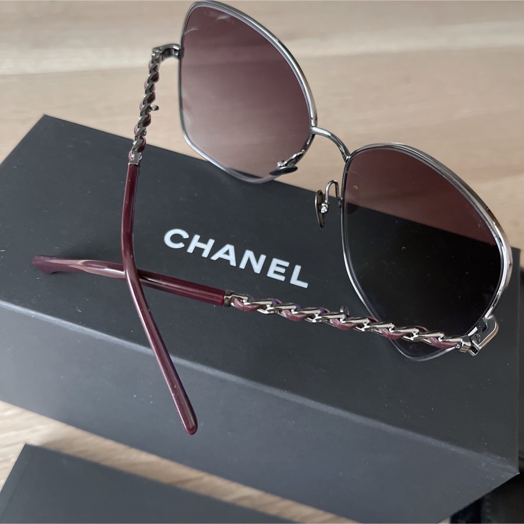 CHANEL(シャネル)の新品未使用　CHANELストラップ付きサングラス　ボルドー レディースのファッション小物(サングラス/メガネ)の商品写真