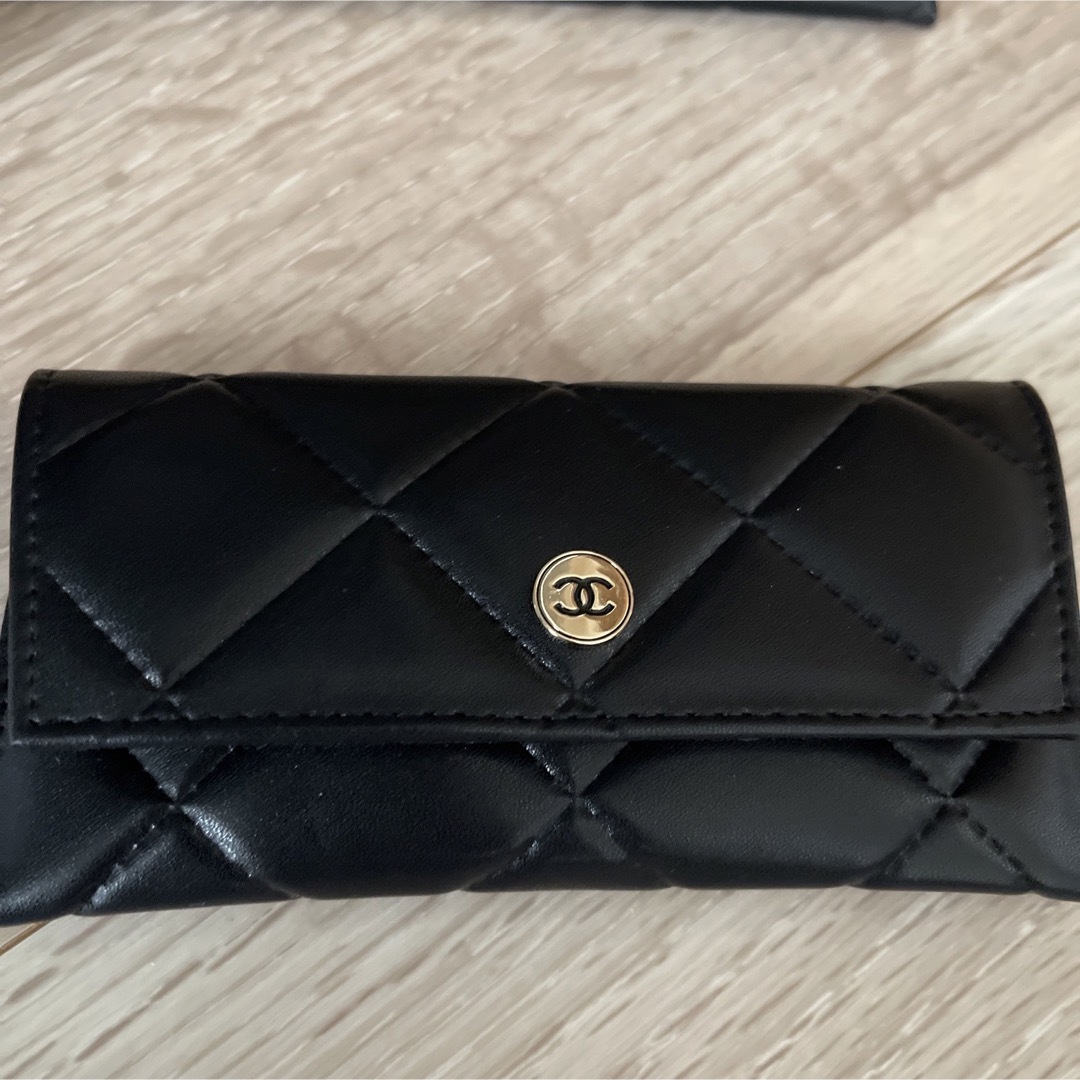 CHANEL(シャネル)の新品未使用　CHANELストラップ付きサングラス　ボルドー レディースのファッション小物(サングラス/メガネ)の商品写真