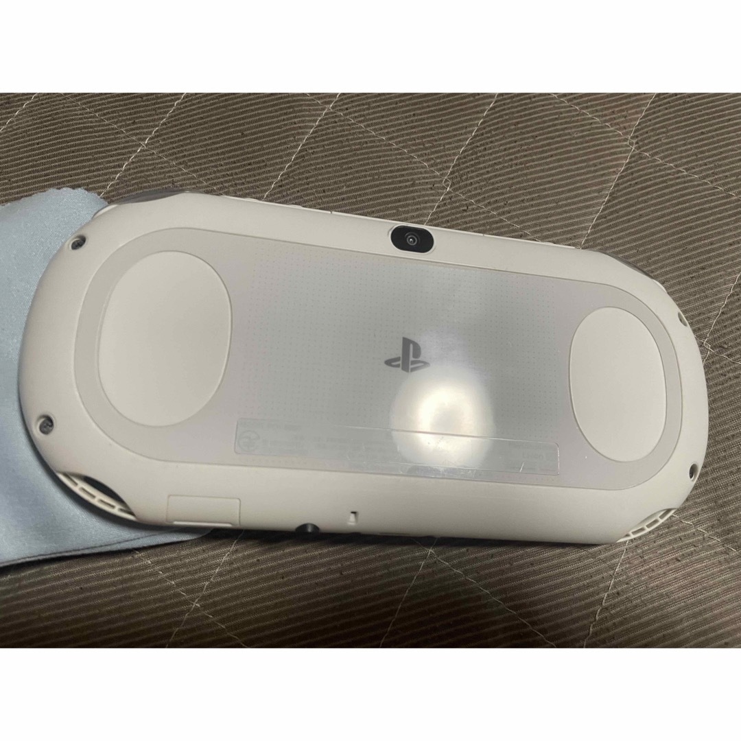 PlayStation Vita(プレイステーションヴィータ)のvita  グレイシャーホワイト　1番 エンタメ/ホビーのゲームソフト/ゲーム機本体(携帯用ゲーム機本体)の商品写真