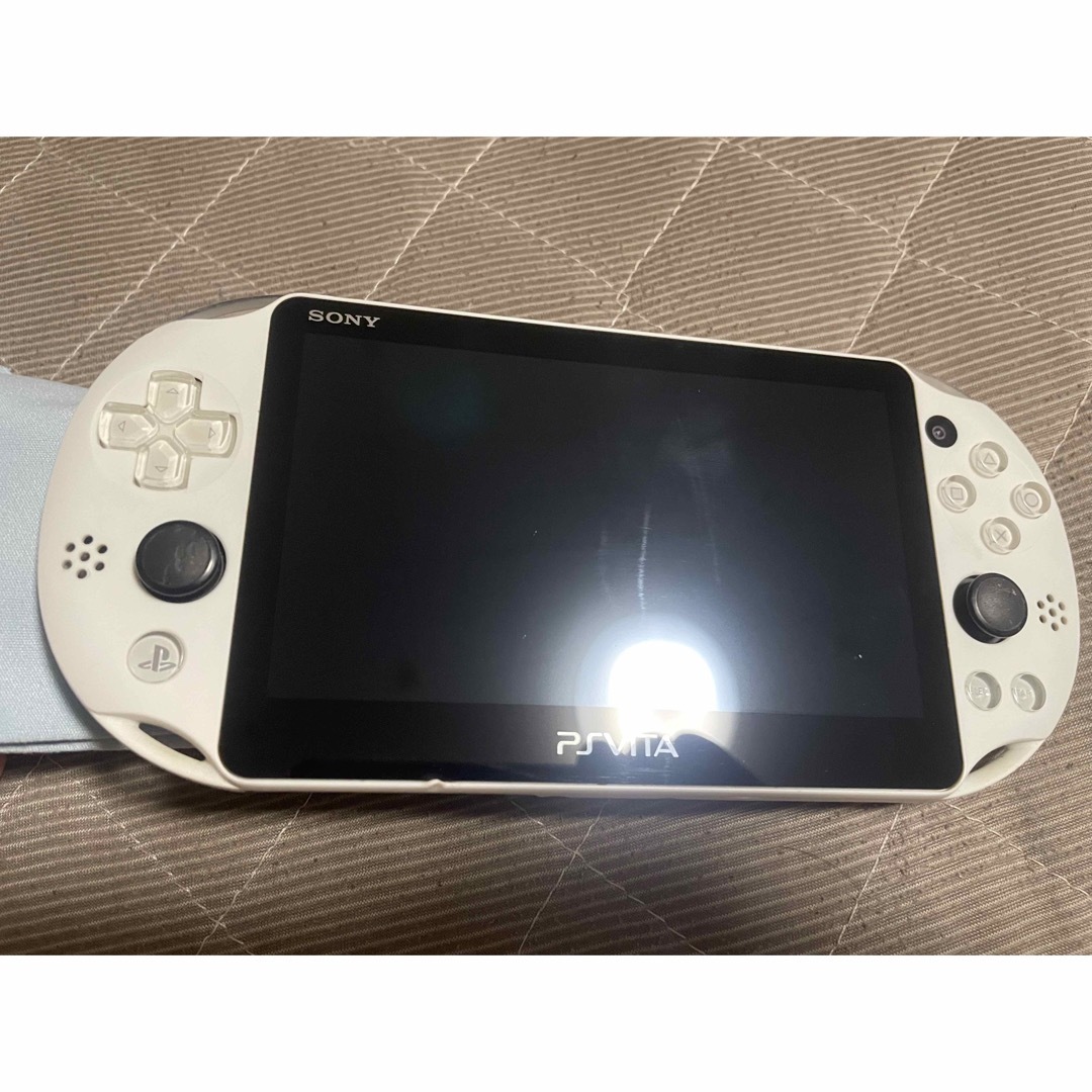 PlayStation Vita(プレイステーションヴィータ)のvita  グレイシャーホワイト　1番 エンタメ/ホビーのゲームソフト/ゲーム機本体(携帯用ゲーム機本体)の商品写真