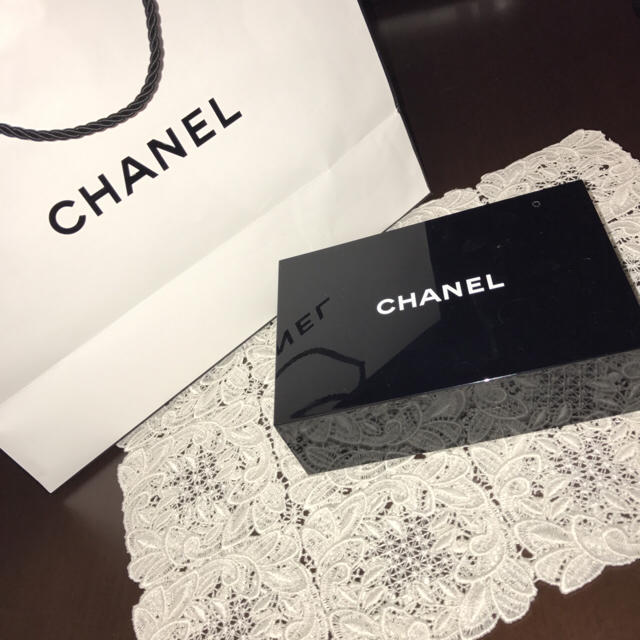 CHANEL(シャネル)の中古品 CHANEL ノベルティ 【正規品‼️】鏡付きアクセサリーケース  インテリア/住まい/日用品のインテリア小物(小物入れ)の商品写真