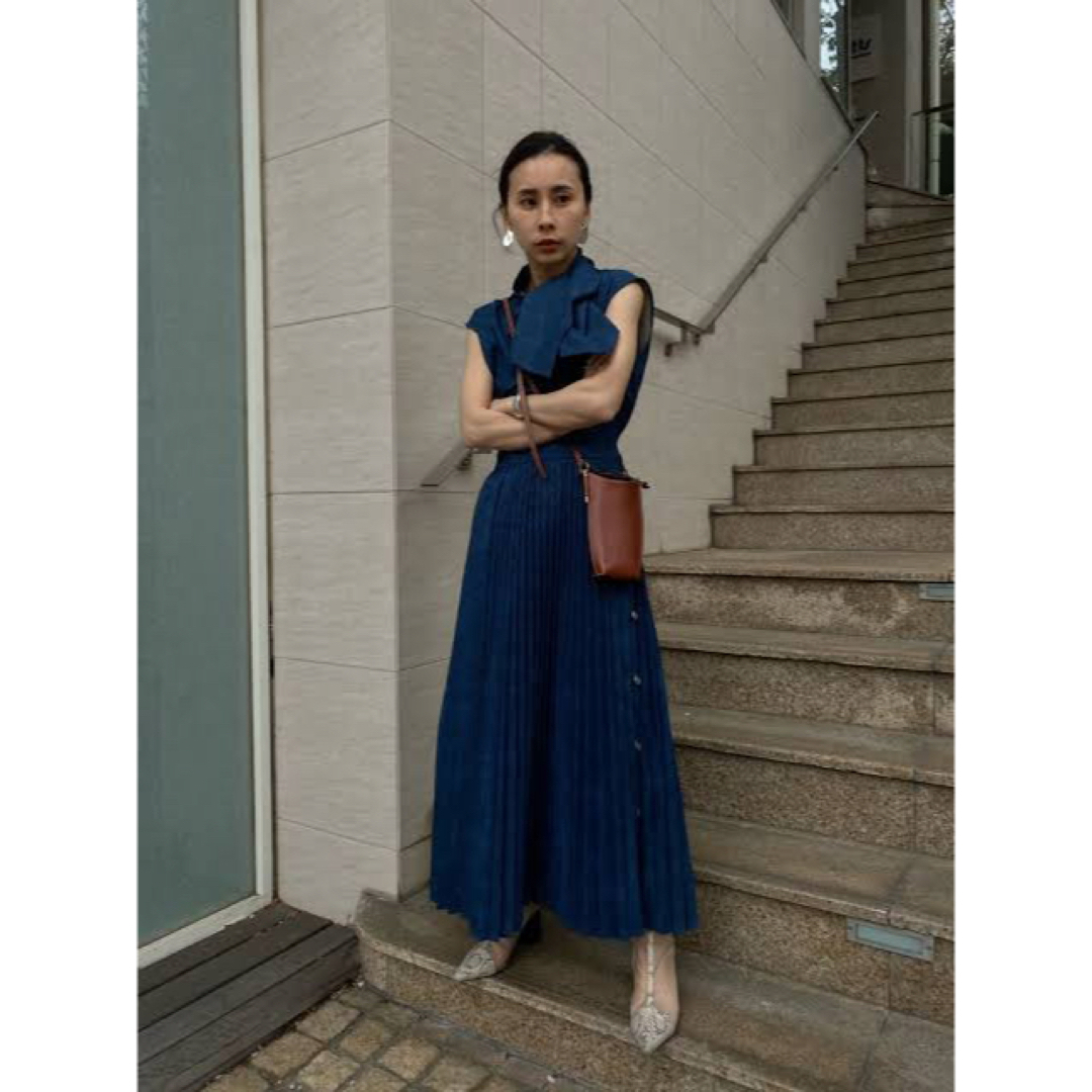 Ameri VINTAGE(アメリヴィンテージ)のamerivintage DENIM LIKE PLEATS DRESS  レディースのワンピース(ロングワンピース/マキシワンピース)の商品写真