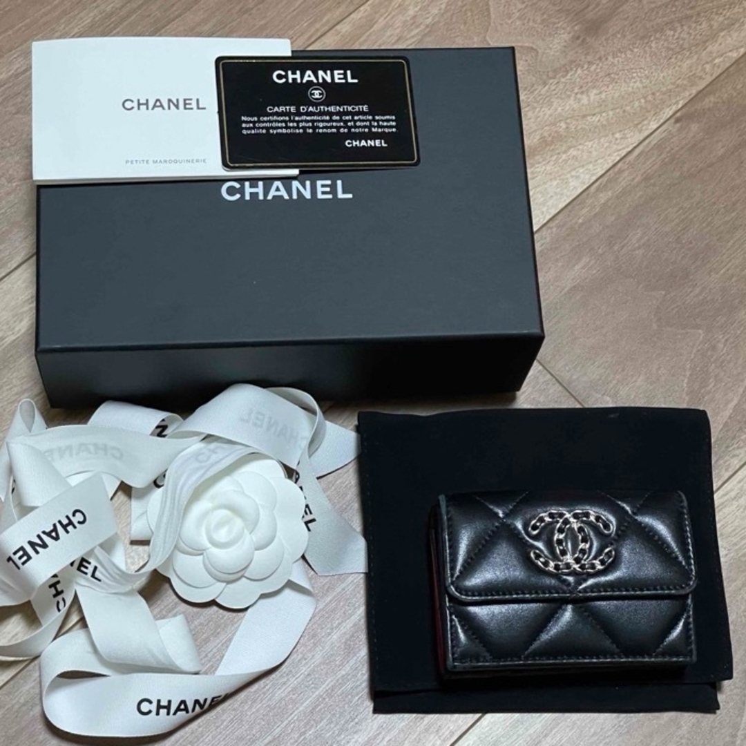 CHANEL - 美品！シャネル19 スモールフラップウォレット 折り財布 ...