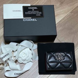 CHANEL - 美品！シャネル19 スモールフラップウォレット 折り財布