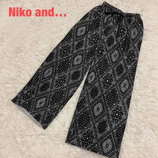 ニコアンド(niko and...)のniko and... カジュアルパンツ プリーツ加工 総柄 Mサイズ 良品(カジュアルパンツ)