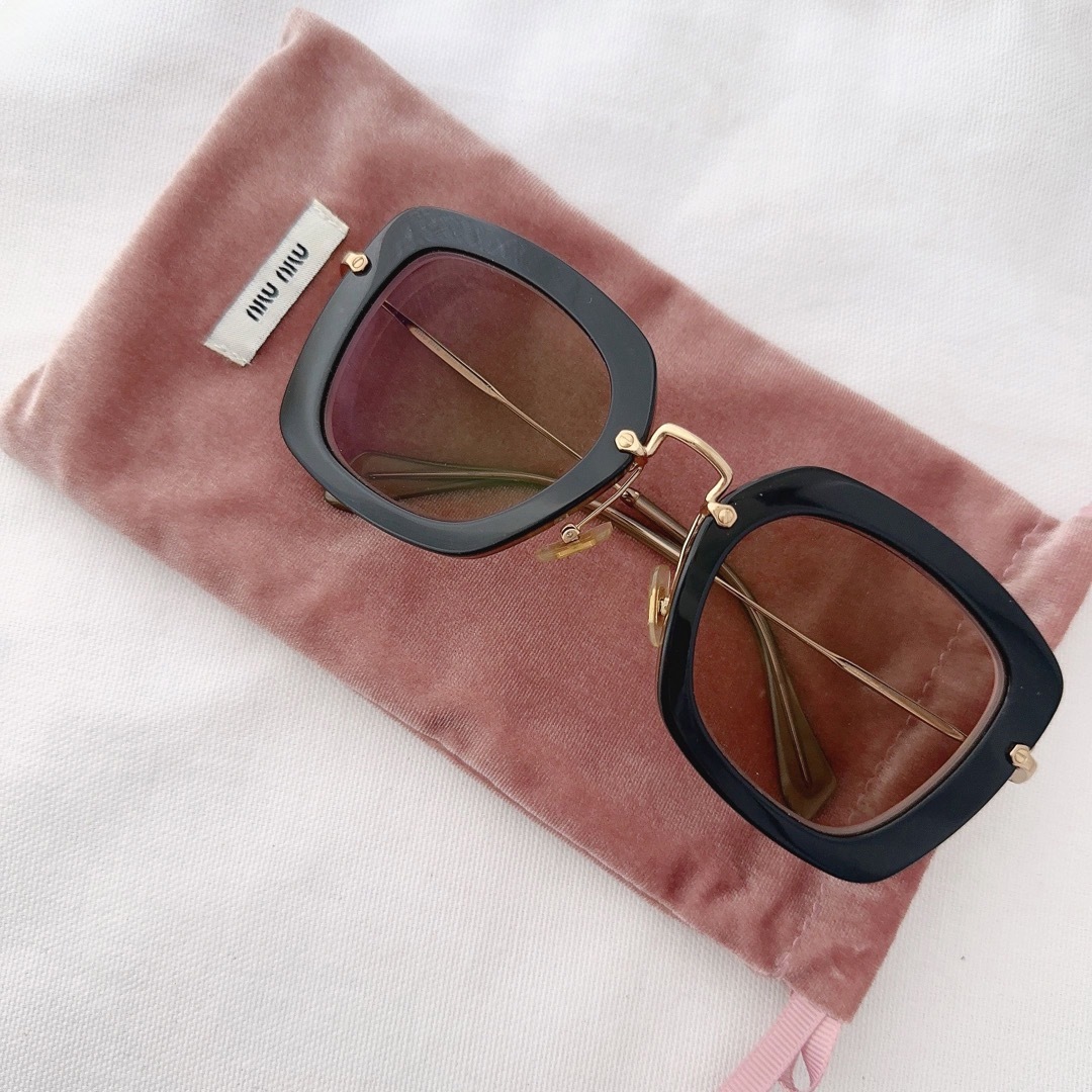 miumiu(ミュウミュウ)のmiumiu ミュウミュウ　サングラス　アイウェア　眼鏡　美品 レディースのファッション小物(サングラス/メガネ)の商品写真