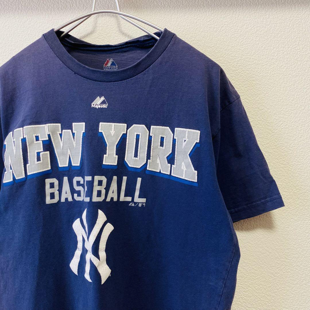 Majestic(マジェスティック)の一点物　MAJESTIC New York Yankees デカロゴ　Tシャツ メンズのトップス(Tシャツ/カットソー(半袖/袖なし))の商品写真