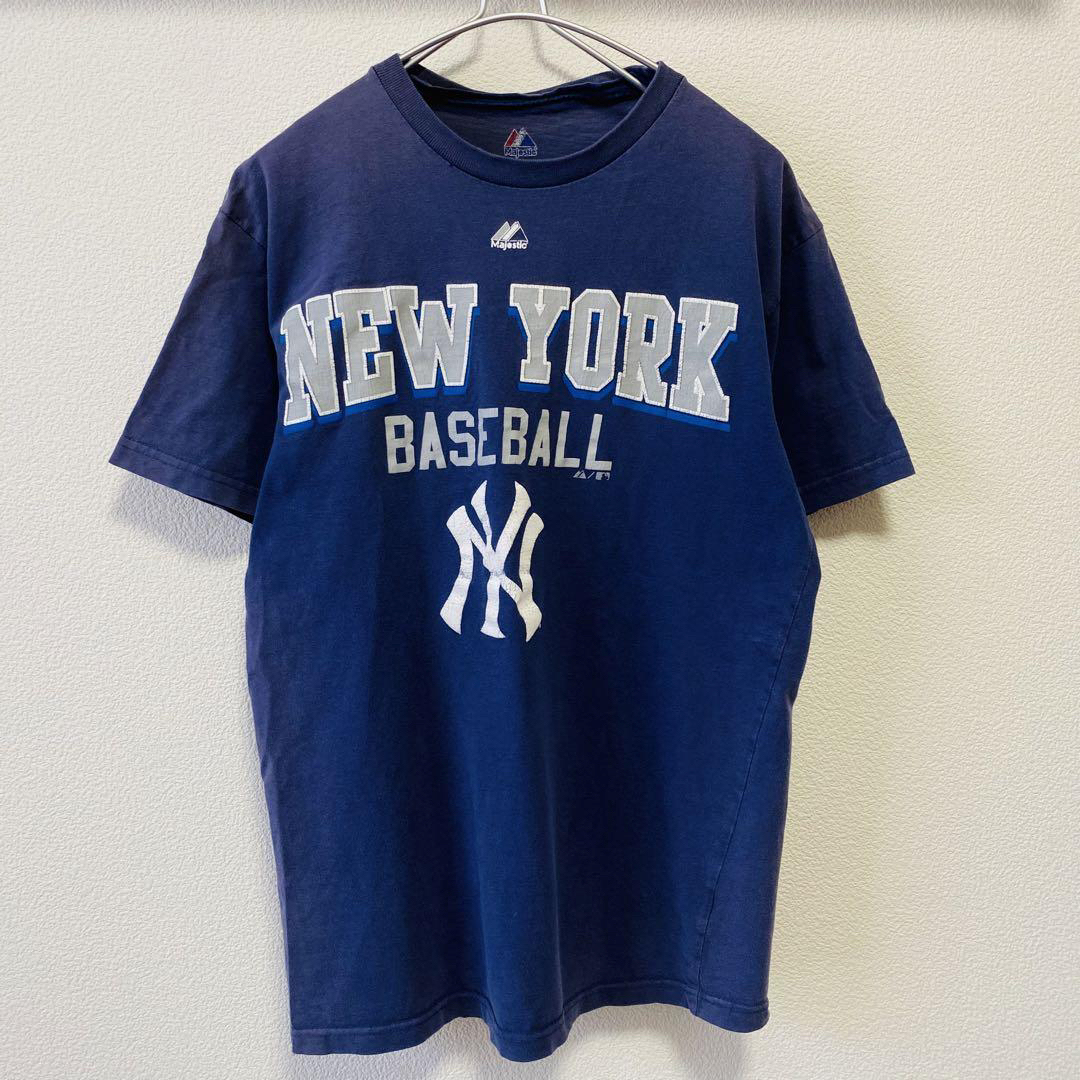 Majestic(マジェスティック)の一点物　MAJESTIC New York Yankees デカロゴ　Tシャツ メンズのトップス(Tシャツ/カットソー(半袖/袖なし))の商品写真