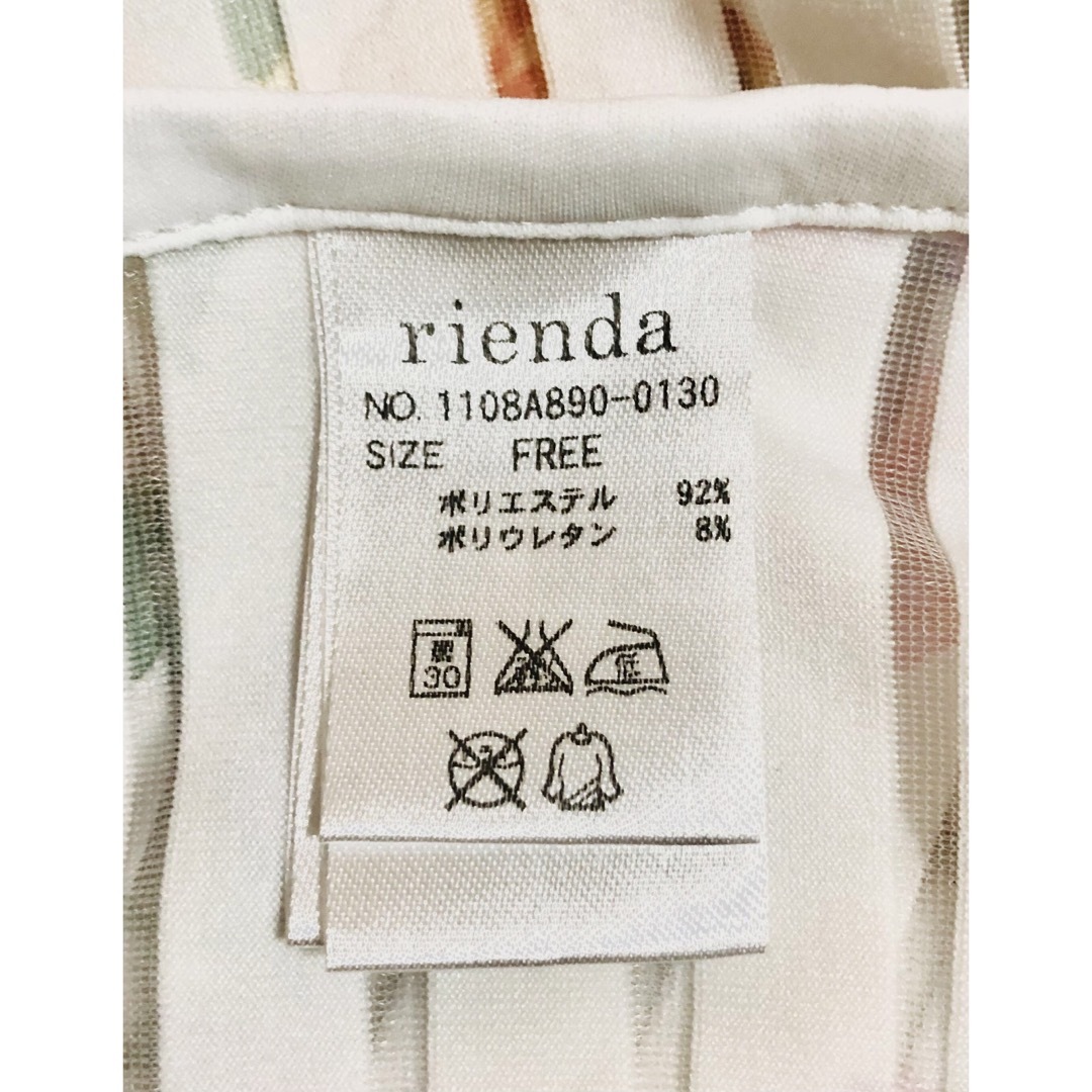 rienda(リエンダ)の【美品】トップスオフショルダー　花柄　フリーサイズ　半袖　rienda レディースのトップス(カットソー(半袖/袖なし))の商品写真