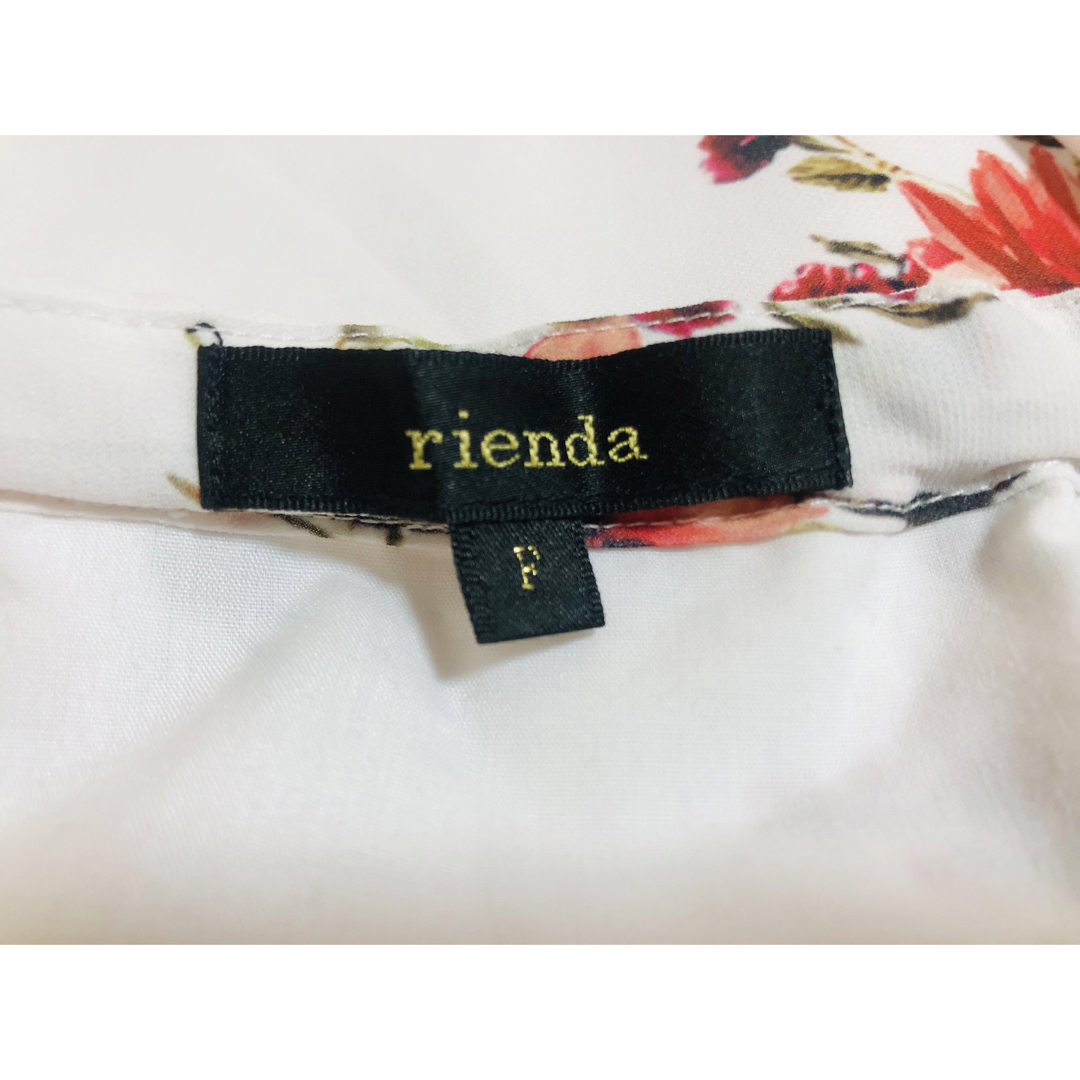 rienda(リエンダ)の【美品】トップスオフショルダー　花柄　フリーサイズ　半袖　rienda レディースのトップス(カットソー(半袖/袖なし))の商品写真