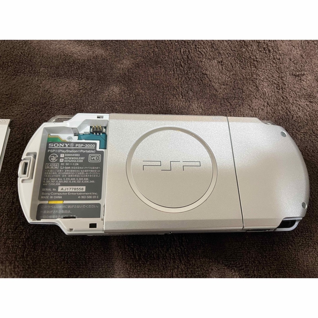 PlayStation Portable(プレイステーションポータブル)のPSP PSP3000 シルバー エンタメ/ホビーのゲームソフト/ゲーム機本体(携帯用ゲーム機本体)の商品写真