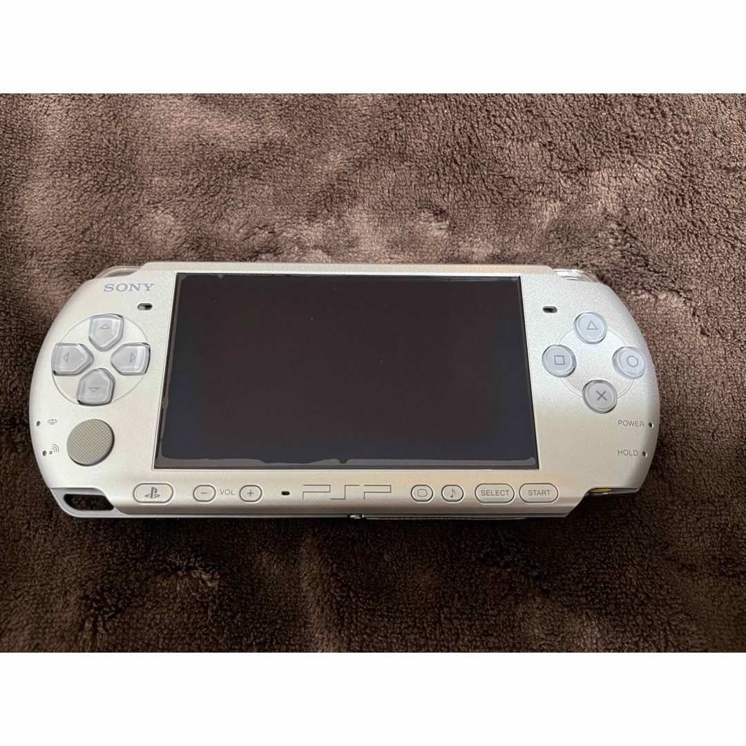 PlayStation Portable(プレイステーションポータブル)のPSP PSP3000 シルバー エンタメ/ホビーのゲームソフト/ゲーム機本体(携帯用ゲーム機本体)の商品写真