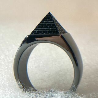 メロネラ　ピラミッド指輪　ブラックシルバー　黒色　(リング(指輪))