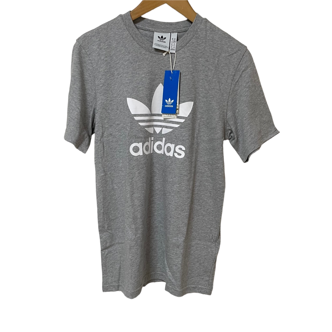 新品　adidas アディダス Tシャツ　グレー　ロゴtシャツ　 メンズのトップス(Tシャツ/カットソー(半袖/袖なし))の商品写真