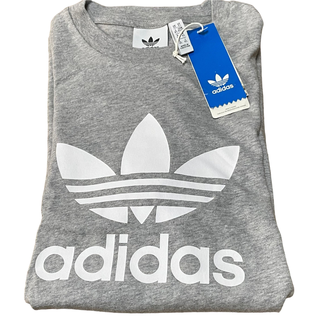 新品　adidas アディダス Tシャツ　グレー　ロゴtシャツ　 メンズのトップス(Tシャツ/カットソー(半袖/袖なし))の商品写真