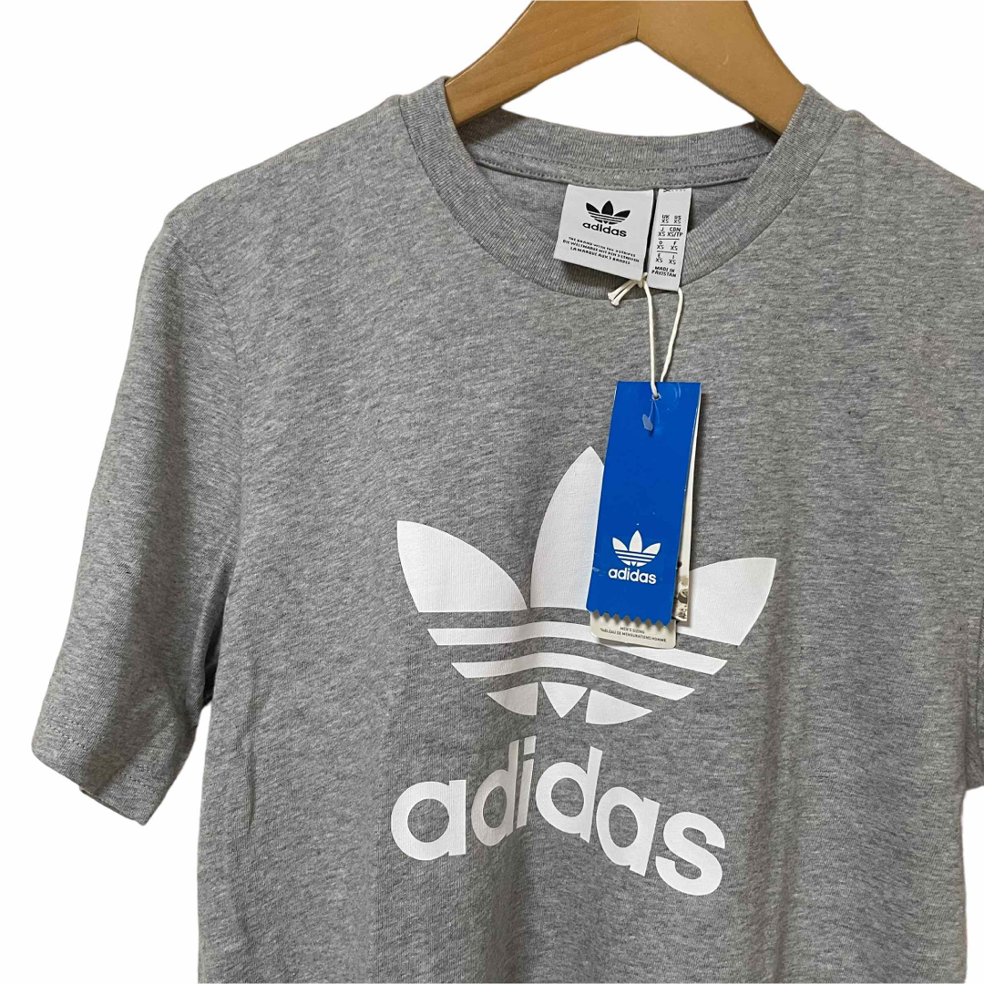 新品　adidas アディダス Tシャツ　グレー　ロゴtシャツ　 メンズのトップス(Tシャツ/カットソー(半袖/袖なし))の商品写真