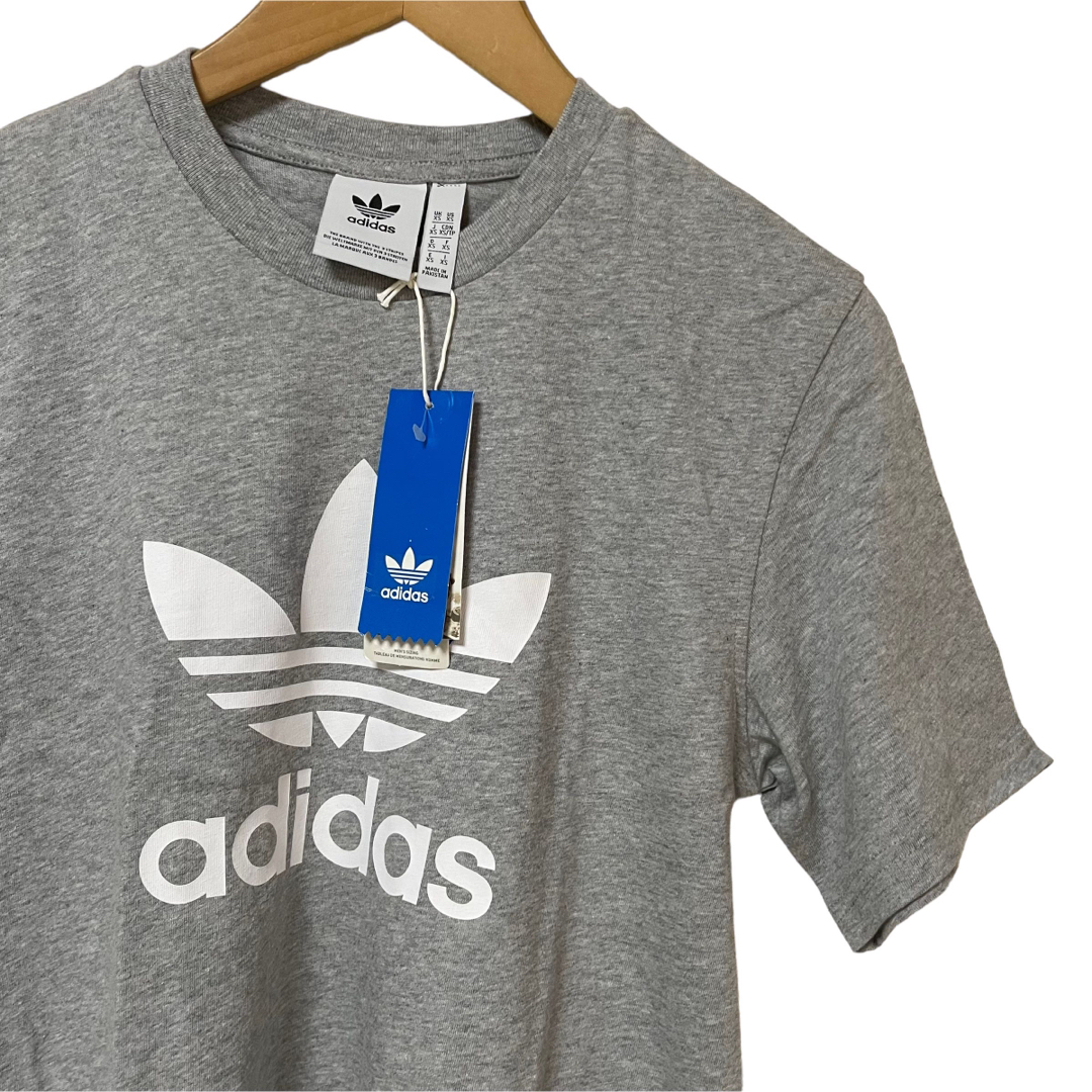 新品　adidas アディダス Tシャツ　グレー　ロゴtシャツ　 メンズのトップス(Tシャツ/カットソー(半袖/袖なし))の商品写真