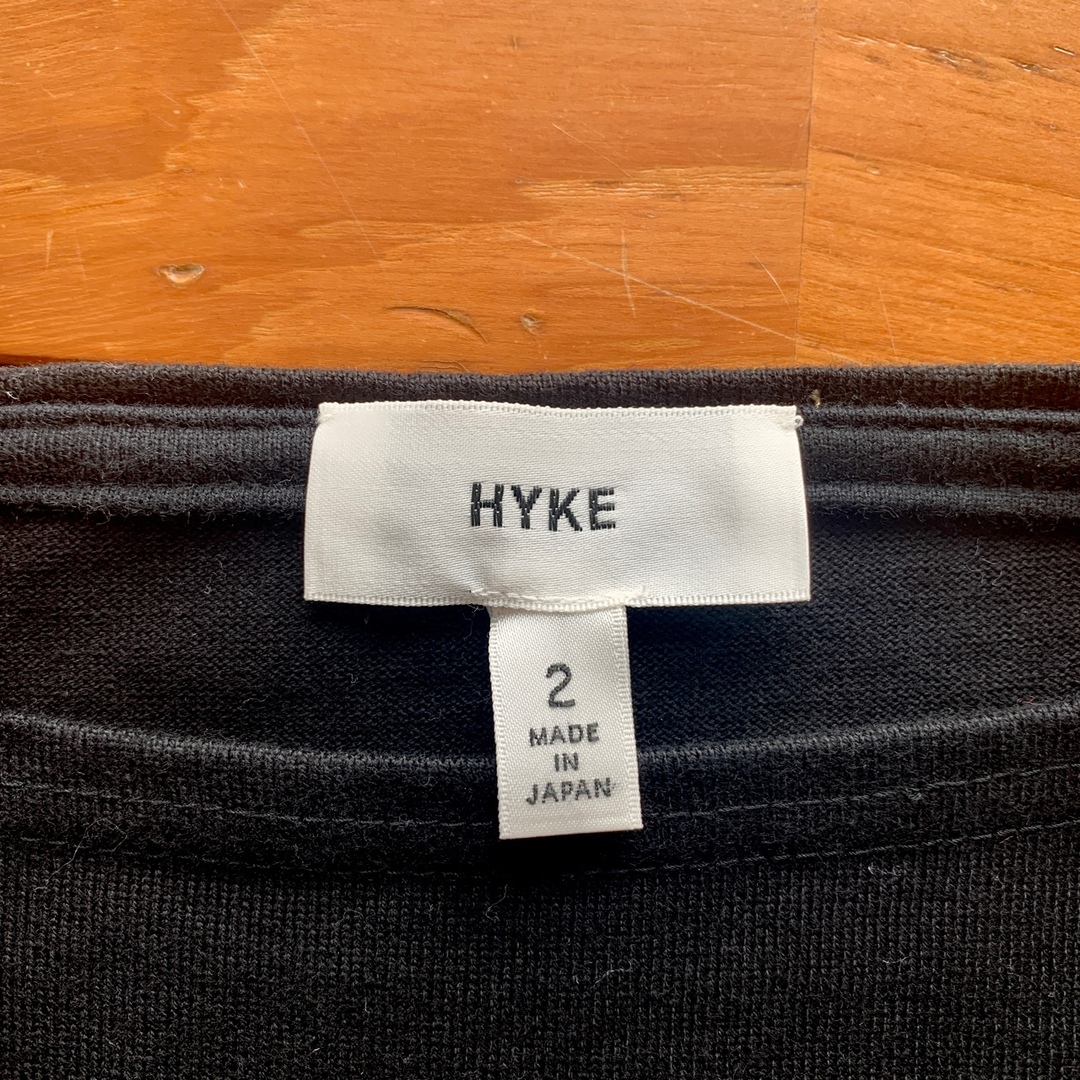 HYKE(ハイク)のHYKE ボートネックカットソー ハイク 2M ブラック Tシャツ レディースのトップス(カットソー(半袖/袖なし))の商品写真