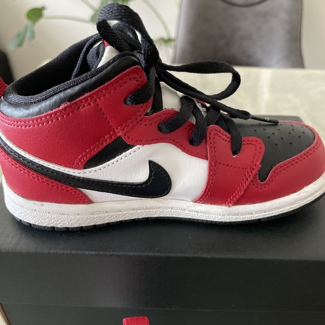 NIKE(ナイキ)のNIKE ベビージョーダン 1 レトロ Chicago 超美品 キッズ/ベビー/マタニティのキッズ靴/シューズ(15cm~)(スニーカー)の商品写真